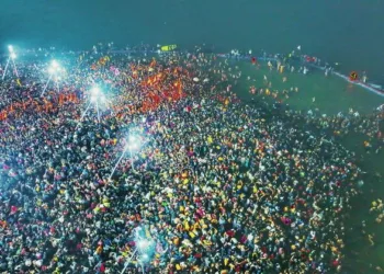 Devotees take dip at Triveni Sangam