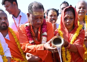 Chhattisgarh CM Sai offering prayers at Triveni Sangam, Prayaraj, image courtesy Chhattisgarh CMO (X)