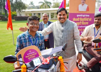 CM Yadav inaugurated the state-level 'Scooty Distribution Program' organised at the Kushabhau Thackeray Convention Center (Minto Hall) in Bhopal (Photo: X)