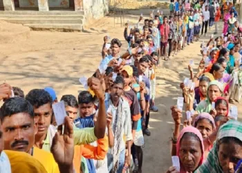 Residents lined up in ques to cast their votes in Sukma district of Chhattisgarh, Image courtesy: Nai Duniya