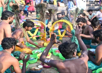 Thousands of devotees gathered for the 'holy' dip at the seashore of Tiruchendur Subramaniya Samy Temple, as part of the Thaipoosam festival. (Image Source X)
