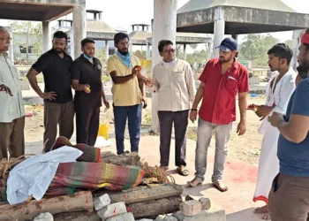 Rohit Mahto (2nd from left) performing last rites of his father at Godhavarikhani