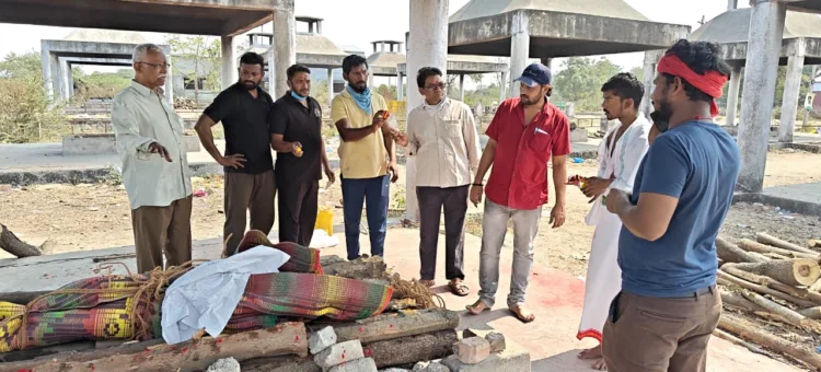 Rohit Mahto (2nd from left) performing last rites of his father at Godhavarikhani