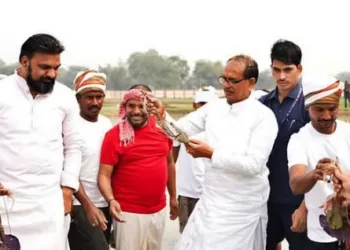 Union Agriculture Minister Shivraj Singh Chouhan with makhana farmers in Bihar, image courtesy Amar Ujala