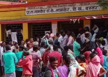 Voters que up in line to cast their vote in the second phase of Panchayat polls in Bastar, image courtesy India daily