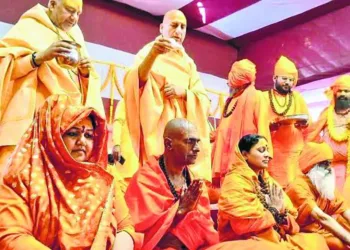 Swami Anandavanam Bharathi being anointed Mahamandaleswar by the head of the Juna Akhara Swami Avdheshanand Giri Maharaj