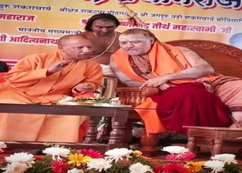 Kanchi Mutt Seer H.H Jeyendra Saraswati swamy with CM of Uttar Pradesh Yogi Adityanath ji at Prayagraj