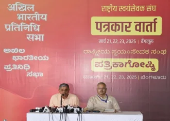 (Left) RSS Sarkaryavah Dattatreya Hosabale (Right) Akhil Bharatiya Prachar Pramukh, RSS, Sunil Ambekar ji addressing the media