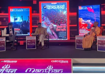 UP CM Yogi Adityanath interacting with Prafulla Ketkar (Editor, Organiser) and
Hitesh Shankar (Editor, Panchajanya ) at Mahakumbh Ke Maharaj organized by Bharat Prakashan (Delhi) Limited at Hotel Taj, Lucknow.