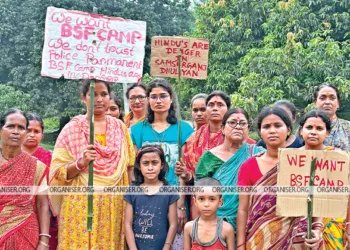 Women demanding permanent BSF camp in Murshidabad (Photo: Nishant Kumar Azad)