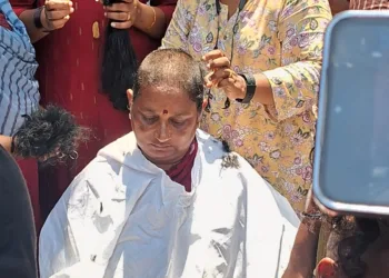 Protesting ASHA workers with shorn hairs in Kerala