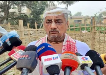 An injured Hindu speaking to the media