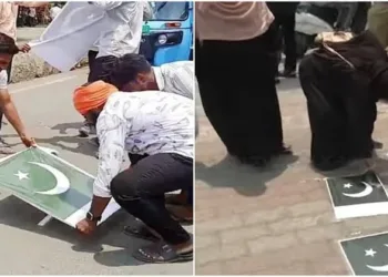 Row erupts as Muslim women remove Pakistan flag from the street