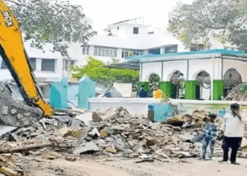 Illegal Mazar at KGMU Lucknow bulldozed by UP govt officials