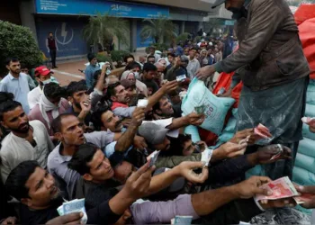 Pakistani people buying things (Picture is representation of economic collapse in Pakistan)