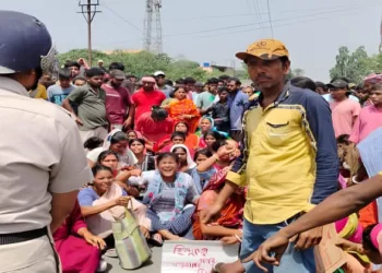 Residents of Sikandarpur, Malda, block the road to protest against the youth’s murder