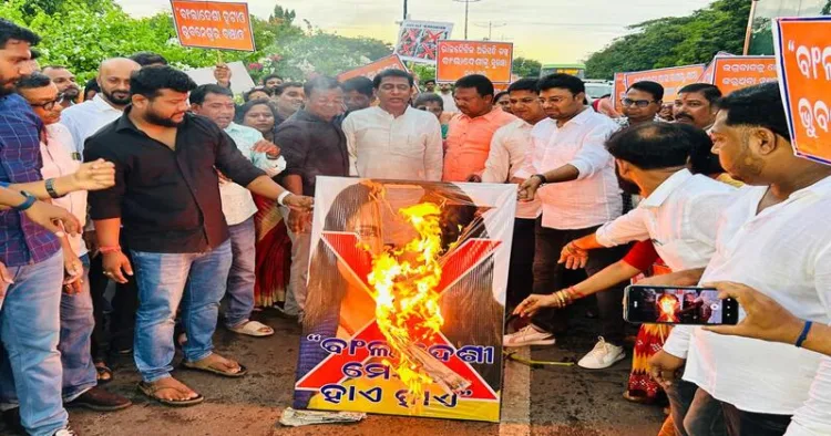 People burning effigy of Mayor Sulochana Das in Bhubaneswar following her statement in support of Bangladeshi infiltrators.