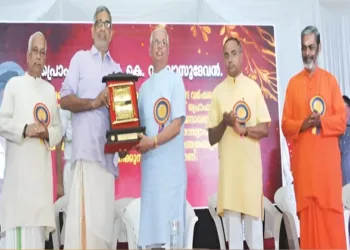 Governor Rajendra Vishwanath Arlekkar presents Panditaratna Puraskar to Prof. K.V. Vasudevan