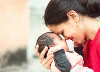 Indian woman holding infant baby in hand (Representative image, source: istock)