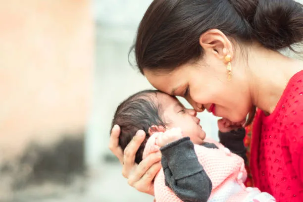 Indian woman holding infant baby in hand (Representative image, source: istock)
