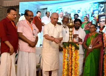 Kerala Governor Rajendra Vishwanath Arlekkar inaugurates the state conference of the Kerala Kshethra Samrakshana Samiti. Also seen L/R: K.S. Narayanan, G.K. Sureshbabu, Dr. T.P. Senkumar, Retd. DG of Police (Reception Committee Convener), Kummanam Rajasekharan, Mullappalli Krishnan Nambootiri and Kusumam Teacher