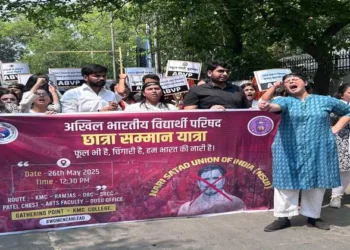 ABVP holds protest against Rahul Gandhi and NSUI in University of Delhi