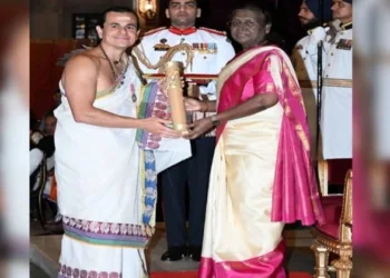 President Droupadi Murmu presents Padma Shri in the field of Spiritualism to Acharya Jonas Masetti