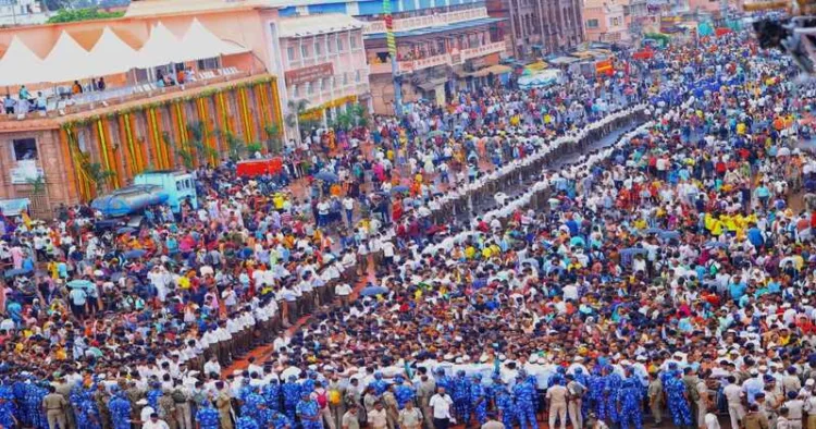 1,560 RSS Swayamsevaks selflessly serve the devotees during the Jagananth Puri Rath Yatra
