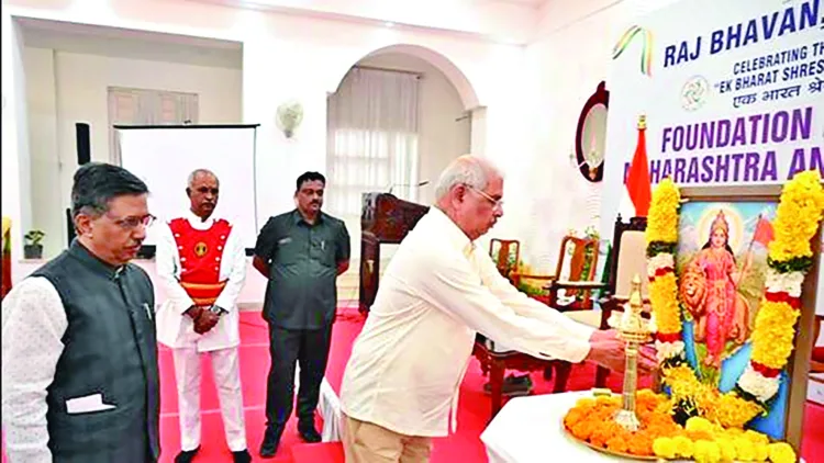 Kerala Governor Rajendra Arlekar paying tributes to Bharat Mata at
Raj Bhavan in Thiruvananthapuram