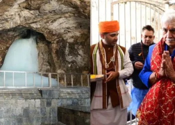LG Sinha offering prayers at Amarnath Cave