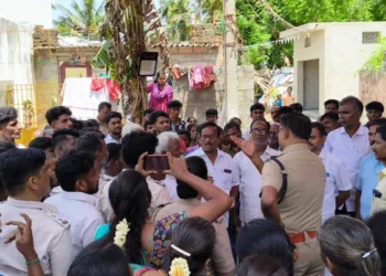Police arguing with villagers of Jittapalli, Gudiyatham taluk in Vellore district
