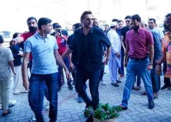 Shahid Afridi being welcomed during a programme by the CUBAA in Dubai