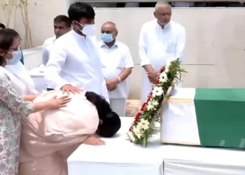Anjali Rupani performed the last rites of her husband, former Gujarat CM Vijay Rupani
