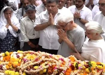 Captain Sumeet Sabharwal's father pays last tribute to his son