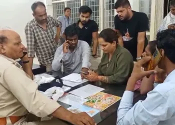 Activists reached the police station with the victim woman. to get a case registered