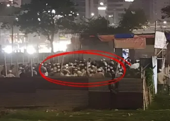 Sri Sri Durga Mandir in Dhaka's Khilkhet surrounded by Muslim extremists (Source: OpIndia)