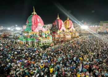 lakhs gathered at Singhadwar to witness the Suna Besha, where Bhagwan Jagannath, Balabhadra, and Devi Subhadra were adorned with dazzling gold ornaments atop their chariots