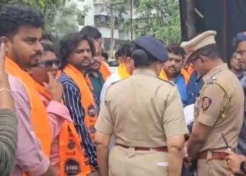 Several MNS workers protest against Nagpur bank amid row over Hindi language in the state. (X)