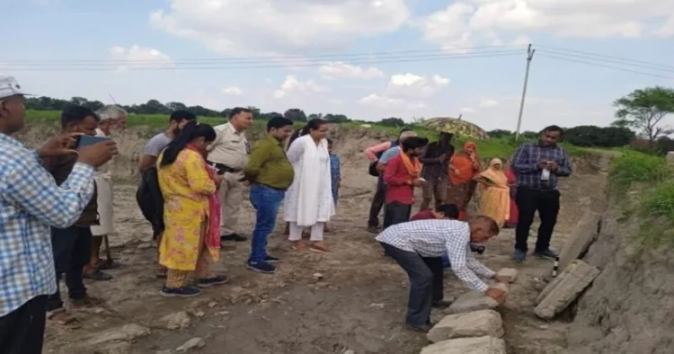 Excavation process of sculptures being carried out by ASI officials in Phooldari village of Panna