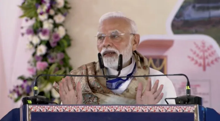 Prime Minister Narendra Modi addressing the gathering at Motihari