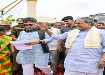 (Left) Karnataka Deputy CM DK Shivkumar (Right) Karnataka CM Siddaramaiah