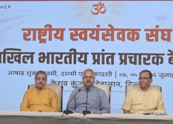 Rashtriya Swayamsevak Sangh Akhil Bharatiya Prachar Pramukh, Sunil Ambekar in the centre addressing the media along-with Sah-Prachar Pramukhs Narendra thakur (L) and Pradeep Joshi (R)