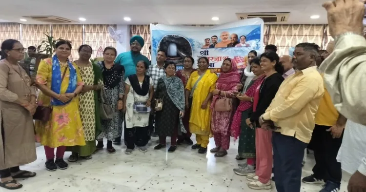 Pilgrims of the Amarnath Yatra at Gujarat Bhawan in New Delhi