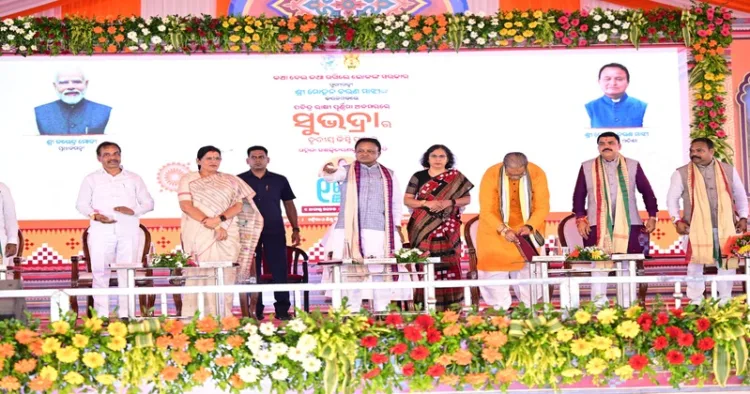 At Jaipur in Koraput district, on the occasion of the distribution of the third installment of "Subhadra," Chief Minister Mr. Mohan Charan Majhi and others