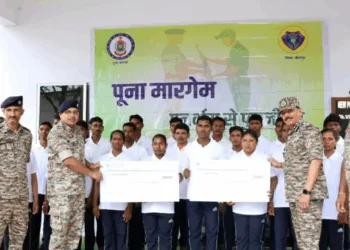 Officials with surrendered Maoists in Bijapur, image courtesy- Hindustan