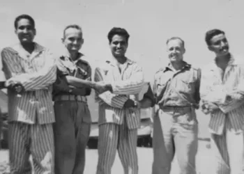 Indian military personnel, including Major Chint Singh (Centre), who survived being prisoners of war in World War 2, pose with Australian soldiers after liberation in Papua New Guinea, 1945. (Source: Firstpost)