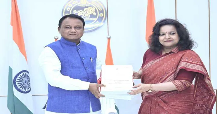 Development Commissioner Smt Anu Garg submitting the inquiry report on stampede near Sri Gundicha temple during Rath Yatra 2025 to Chief Minister Shri Mohan Charan Majhi at Lok Seva Bhawan