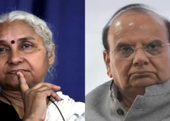 Narmada Bachao Andolan leader and activist Medha Patkar (Left) and Delhi Lieutenant Governor Vinai Kumar Saxena (Right)