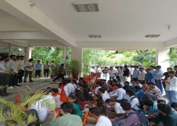 ABVP stages protest at Delhi University Colleges
