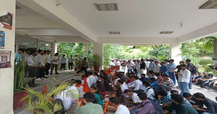 ABVP stages protest at Delhi University Colleges